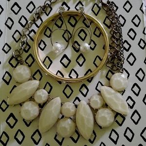 A combo of a neckless, earings, and braclet.